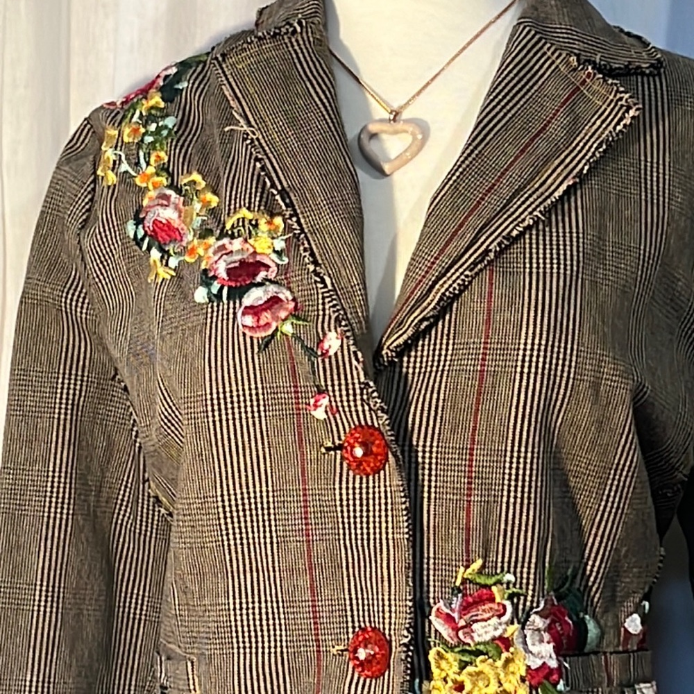 Paparazzi by Biz tweed blazer w/embroidered roses/ruby buttons/patch elbows-EUC - Picture 2 of 15